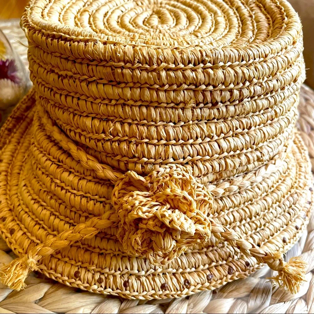 Adorable straw hat with flower - Picture 2 of 4
